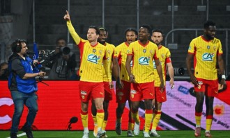 4-1！法甲劲旅踢爆图卢兹，强势挺进决赛，球迷冲入场内疯狂庆祝