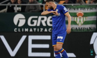 西甲西乙赛季中场休息：皇家奥维耶多与体育俱乐部的悬崖边舞蹈