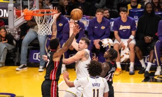 东契奇三双里夫斯26+11 湖人浇灭热火喜迎3连胜