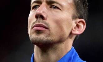 西甲1夜变天！巴萨惨败塞维利亚丢榜首，皇马2分领跑，马竞第6