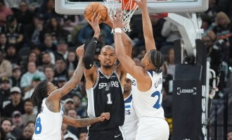 爱德华兹空砍新高55分 文班39+9马刺擒狼